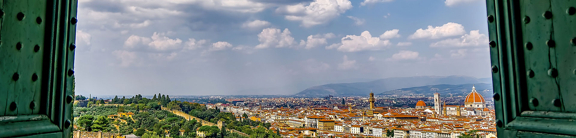 Nella foto si vede la vista sulla città di Firenze che si gode dalla Basilica di San Miniato al Monte. La nostra visita guidata inizia sempre riconoscendo dall'alto i maggiori monumenti cittadini: Cattedrale con la Cupola, Il Battistero, Le cappelle Medicee, il campanile di Giotto, la Torre di Arnolfo di Palazzo Vecchio e le mura medievali