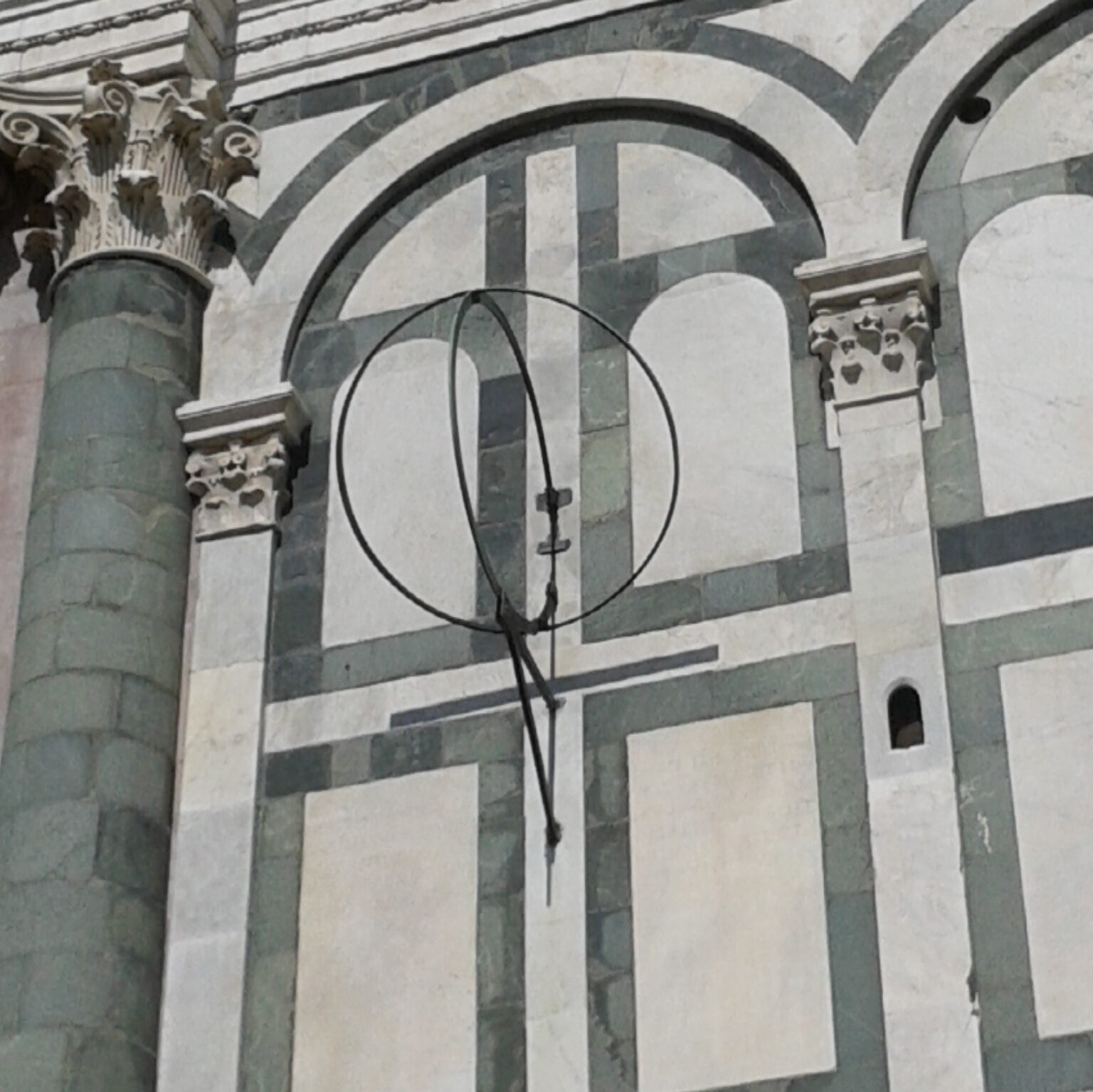 Nella foto si vede uno strumento astronomico posto sulla facciata di Santa Maria Novella, è una armilla equinoziale. La foto è stata scattata nel giorno dell'equinozio al mezzogiorno solare. Si vede  l'ombra dei due cerchi che prende la forma una croce. 