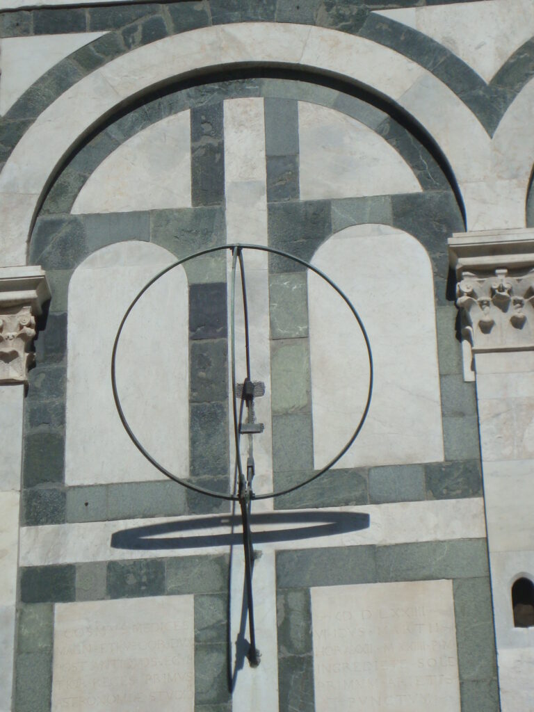 Sulla facciata di Santa Maria Novella si vede sulla sinistra un’armilla ossia uno strumento astronomico composto da due cerchi di bronzo perfettamente perpendicolari tra loro. Serve ad individuare l'equinozio.