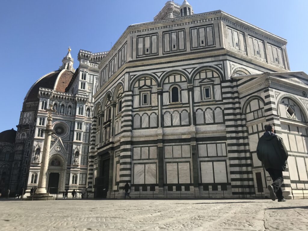 Nel tuo itinerario di 1 giorno a Firenze non può mancare piazza del Duomo con la Cattedrale, la Cupola del Brunelleschi, il camapnile di Giotto e il Battistero. Buona Visita!