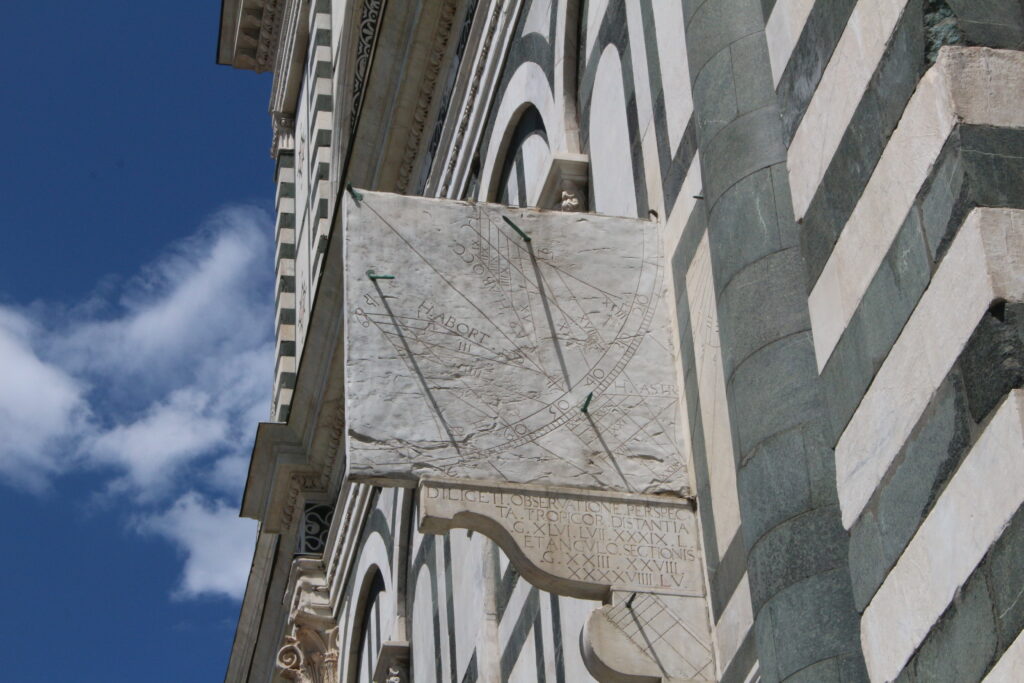 Nella foto si vede uno strumento astronomico posto sulla destra della facciata di Santa Maria Novella. Si tratta di un quadrante astronomico e serve ad individuare il mezzogiorno solare.