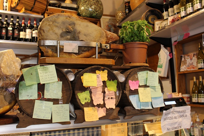 nell'immagine l'interno di alimentari uffizi street food dove mangiare bene a Firenze