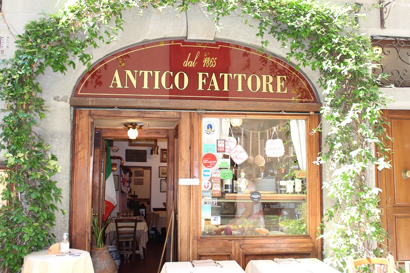 nell'immagine si vede l'ingresso della trattoria antico fattore dove mangiare bene a Firenze