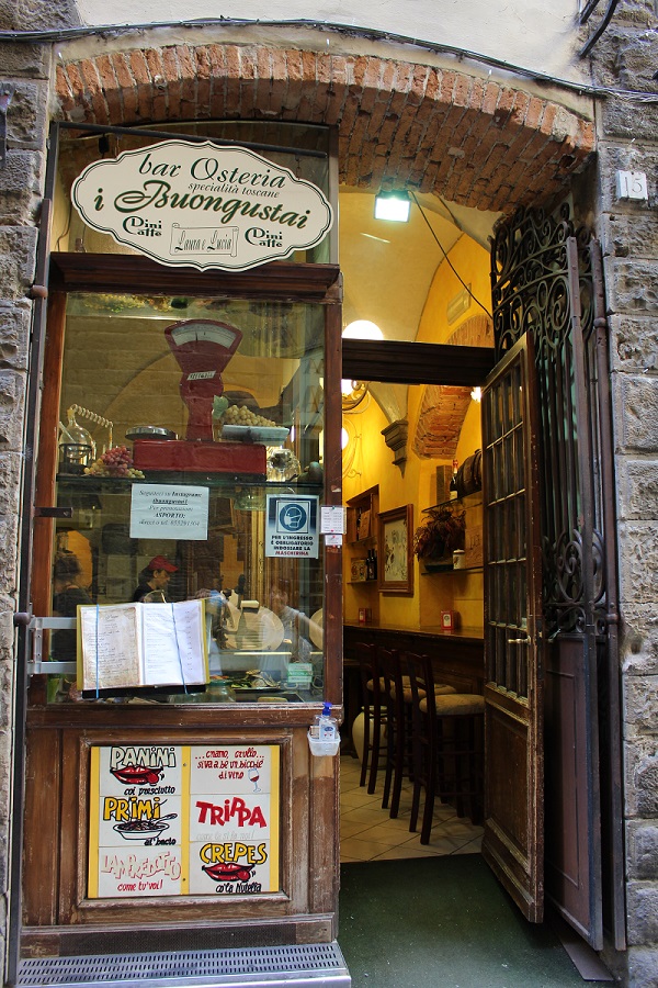 nell'immagine si vede l'ingresso dell'osteria i buongustai dove mangiare bene a Firenze