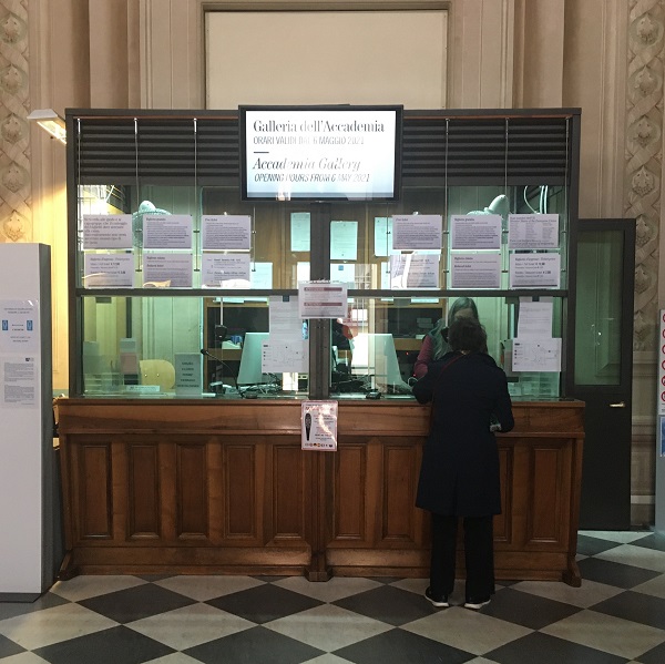 nell'immagine si vede la biglietteria situata all'interno della galleria dell'accademia di firenze