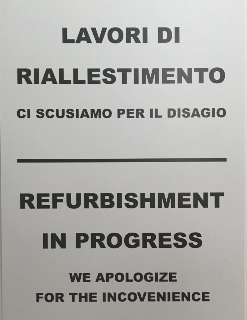 Immagine della porta chiusa della sala con il gesso del “Ratto delle Sabine” del Giambologna alla galleria dell’accademia di Firenze con scritta: Lavori di riallestimento, ci scusiamo per il disagio