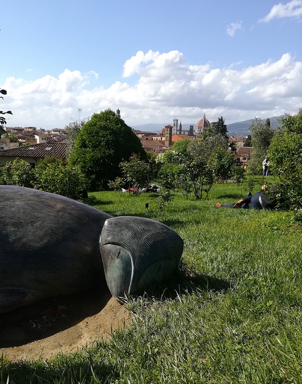 vista su Firenze con statua di Folon dal giardino delle rose