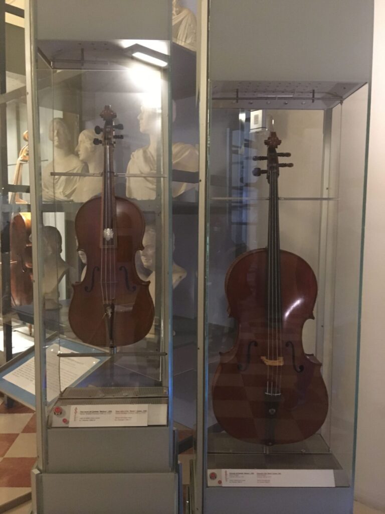 nella foto il Violino e la Viola tenore realizzati per il Gran Principe Ferdinando da Antonio Stradivari e conservati alla Galleria dell’Accademia di Firenze. La Viola si riconosce non solo per le maggiori dimensioni ma per il decoro in madreperla con lo stemma mediceo e un putto