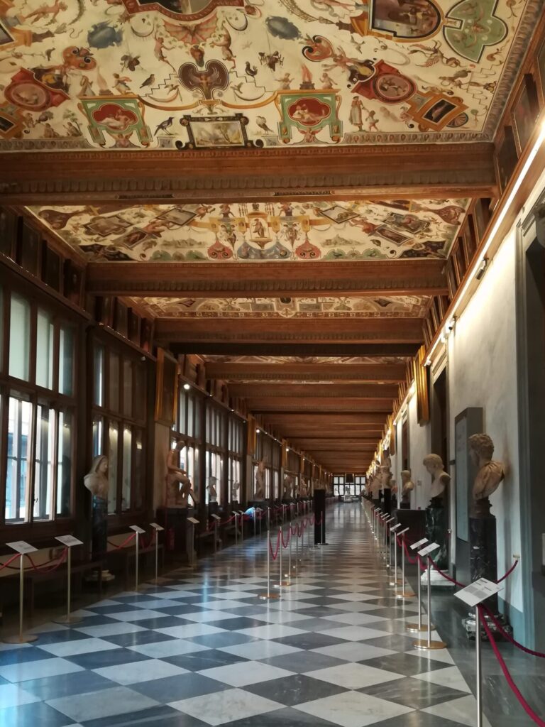 Nella foto si vede la galleria di levante degli Uffizi. Il Covid ha svuotato i nostri musei e siamo riuscite a fare una foto del corridio senza visitatori