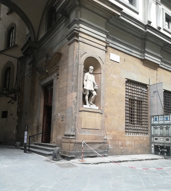 nell'immagine si vede la porta 3 dove si ritirano i biglietti prenotati per la galleria degli uffizi