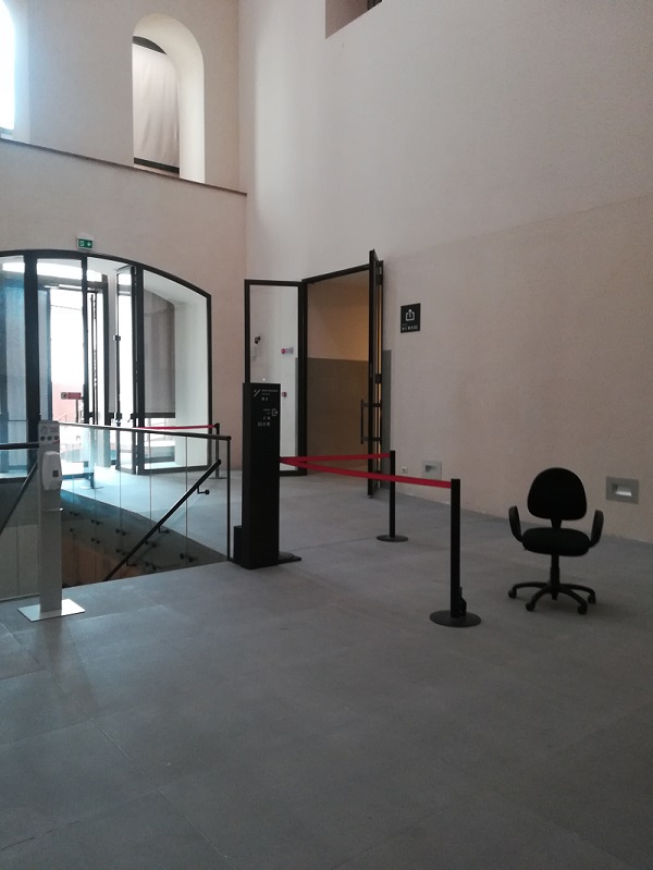 nell'immagine si vedono si la scala di ingresso che l'uscita della galleria degli uffizi