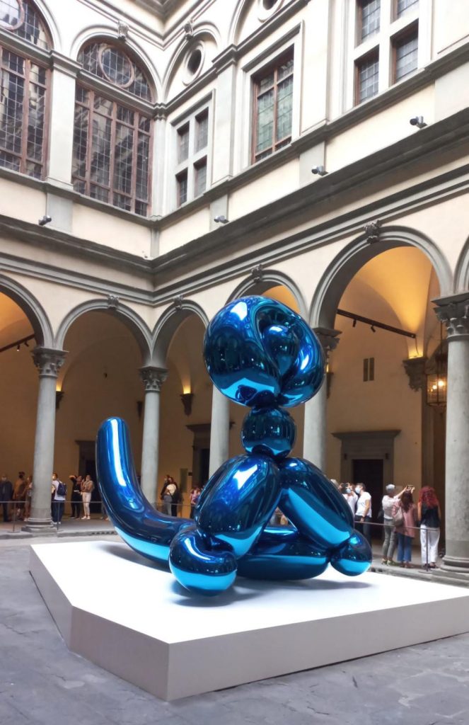 nell'immagine si vede la scultura di jeff koons balloon monkey nel cortile di palazzo strozzi per la mostra jeff koons shine