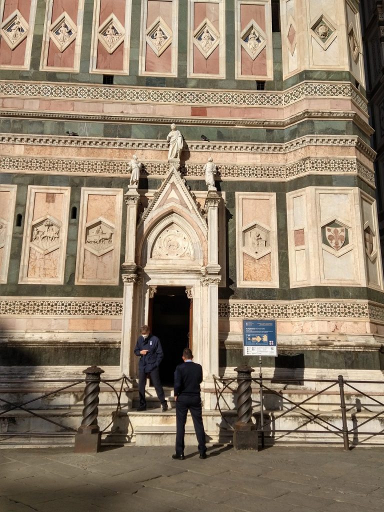 Sul lato est del campanile di Giotto si trova la porta di ingresso