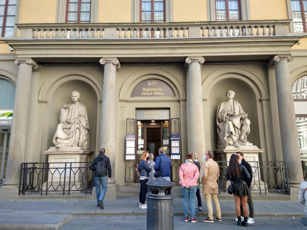 Nell'immagine si vede la biglietteria per visitare i monumenti di piazza del Duomo. Si trova in piazza del Duomo