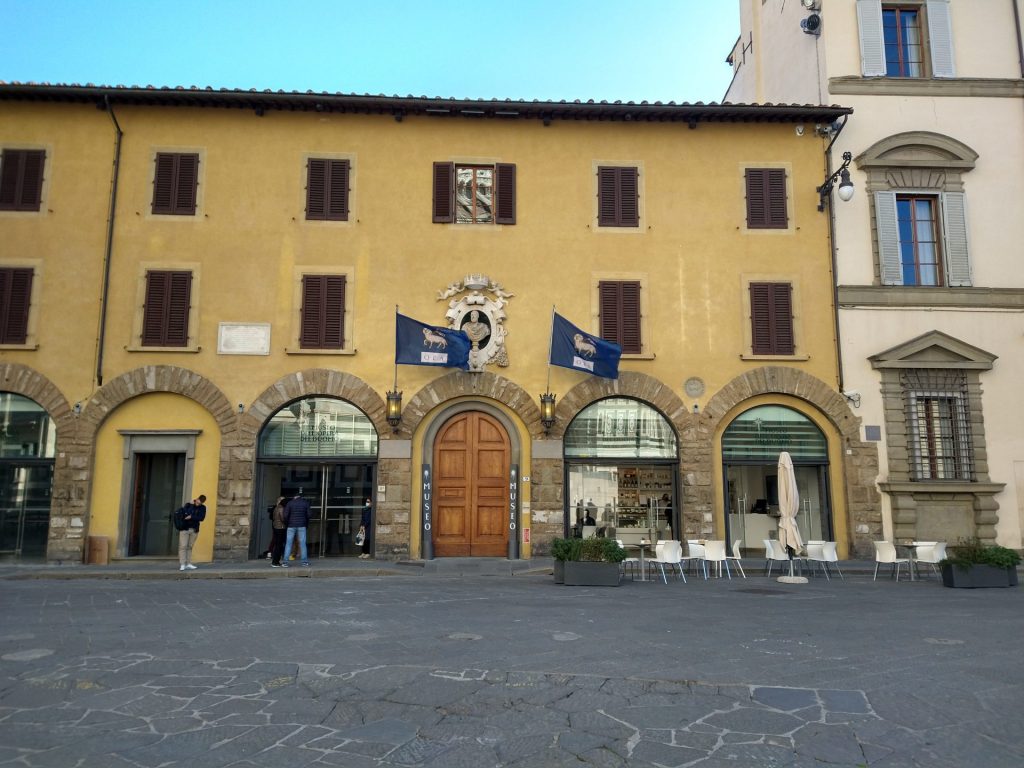 Nella immagine si vede l'ingresso del Museo dell'Opera  con la caffetteria posto in Piazza del Duomo di Firenze. 