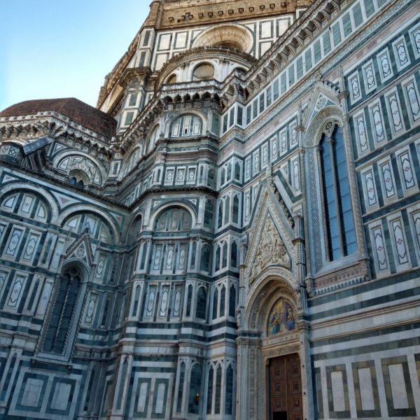 Nella foto si vede la Porta della Mandorla. Nella visita alla piazza del Duomo immancabile è la salita alla Cupola. Qui è dove dovete recarvi con il biglietto già acquistato