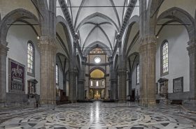 Nell'immagine si vede l'interno del Duomo di Firenze. LA Cattedrale di Santa MAria del Fiore ha un interno spoglio, ma ci sono comunque alcune opere degne di attenzione