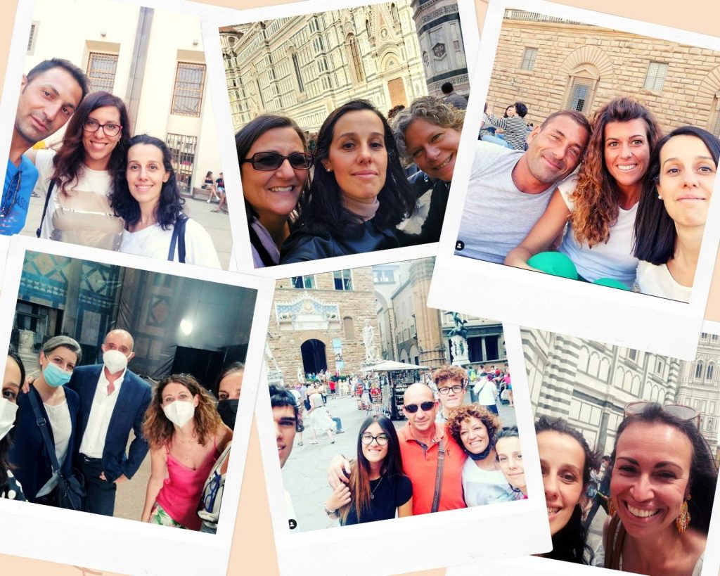 Nelle foto si vede Elena con i clienti di una visita guida privata a Firenze. Sullo sfondo si vede Piazza signoria, Piazza del Duomo, l'interno del Battistero, gli Uffizi, Palazzo Pitti, la Cattedrale di Santa Maria del Fiore