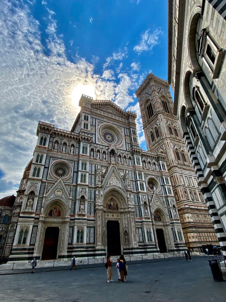 Nell'immagine si vedono tutti i monumenti di una completa visita alla piazza: Il Battistero di San Giovanni sulla destra; la cattedrale affiancata dal Campanile di Giotto.