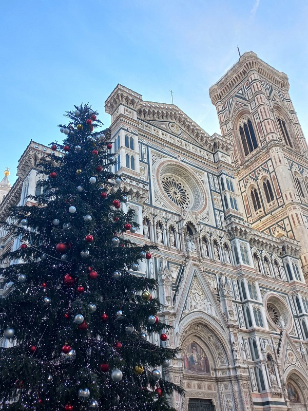 nell'immagine si vede la facciata del duomo di firenze con il grande albero di natale