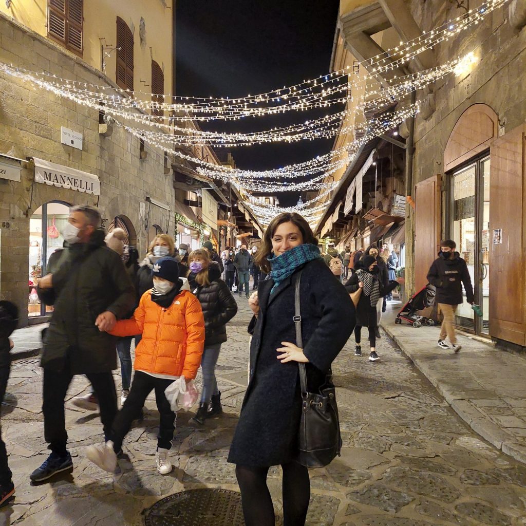 magica atmosfera natalizia di Ponte Vecchio a Firenze con le luci di natale che lo addobbano