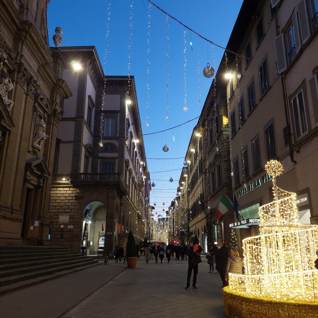 nell'immagine si vede via tornabuoni a firenze illuminata per le festività natalizie