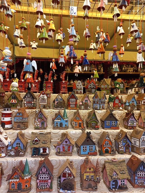 nell'immagine si vede un banco del mercatino di natale tedesco di Heidelberg in piazza santa croce a firenze