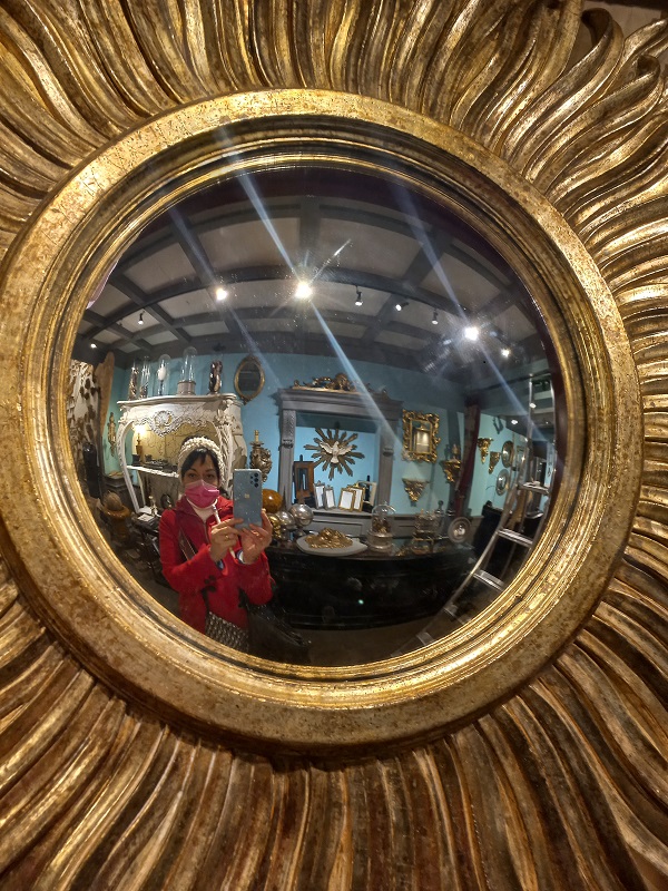 nell'immagine si vede uno specchio convesso della bottega del legno di Castorina in via santo spirito a firenze