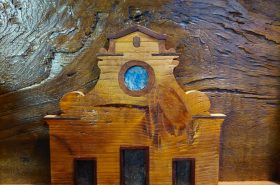 nell'immagine si vede un intarsio ligneo di renato olivastri che riproduce la facciata della chiesa di santo spirito a firenze