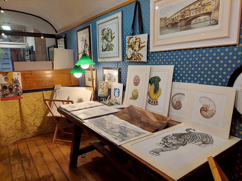 nell'immagine si vede l'interno della bottega de l'ippogrifo stampe d'arte a firenze in via santo spirito