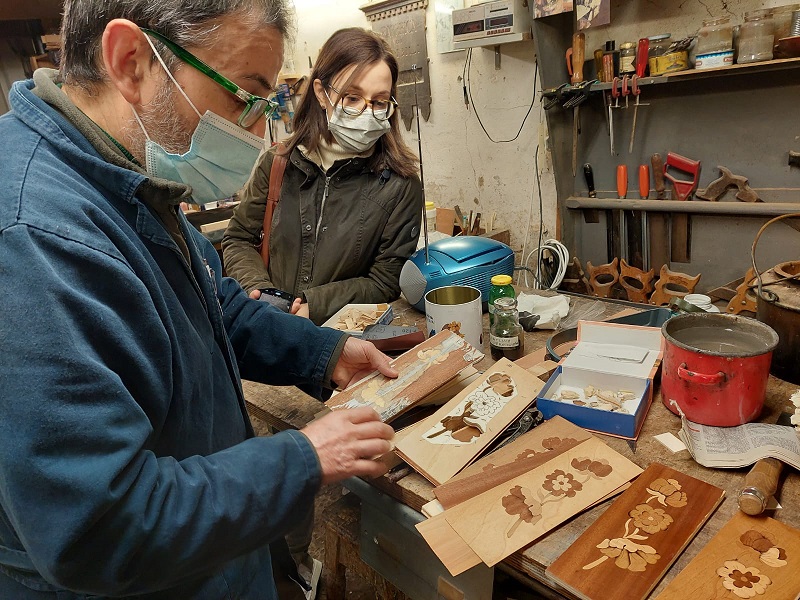 nell'immagine si vede renato olivastri a lavoro nella sua bottega di restauro e intarsio del legno in via dei velluti a firenze