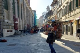 Nella foto Angela, guida turistica di Icona Toscana, che cammina nelle strade del quartiere di San Lorenzo a Firenze vicino al Mercato Centrale