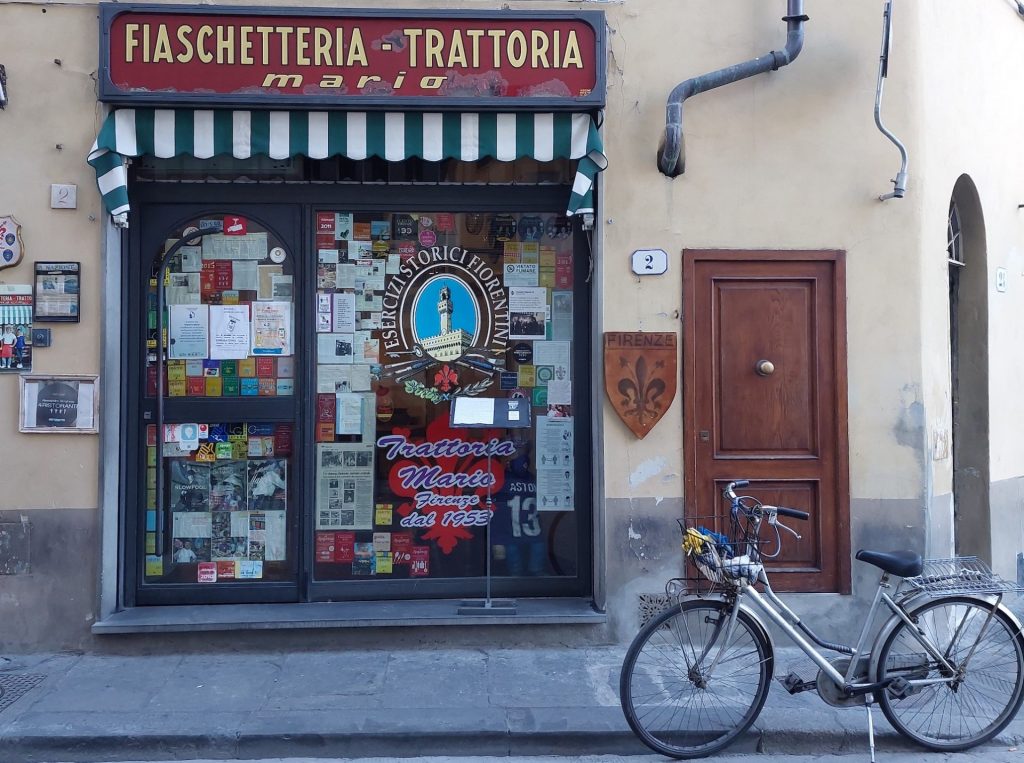 Nella foto si vede l’esterno della Trattoria da Mario, un ottimo ristorante per mangiare intorno alla Basilica di San Lorenzo a Firenze