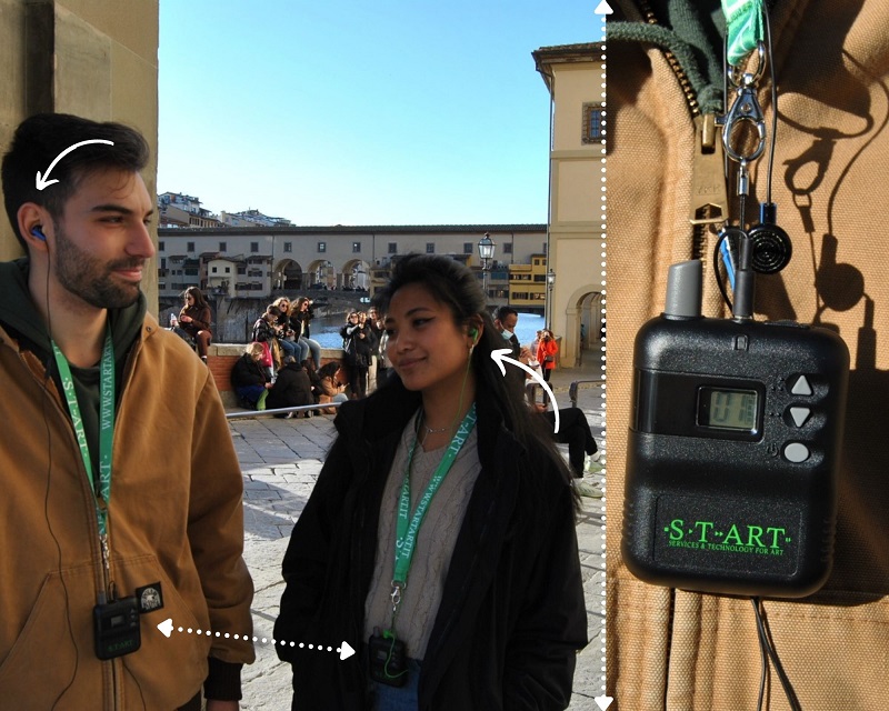 nell'immagine si vedono anna e niccolò della start sistemi distributore di audioguide per il turismo che indossano le radio whisper con auricolare verde usa e getta e auricolare di proprietà di chi lo indossa