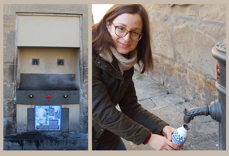 nella foto si vede il fontanello sul fianco di Palazzo Vecchio a Firenze dove si può gratuitamente riempire la propria borraccia con acqua naturale e gassata. Sulla destra si vede Angela, guida di Firenze, che riempie la borraccia in uno dei tanti fontanelli pubblici del centro fiorentino come quello alle Cappelle Medicee, Ponte Vecchio, Piazza Pitti, al tabernacolo delle Fonticine in via Nazionale.