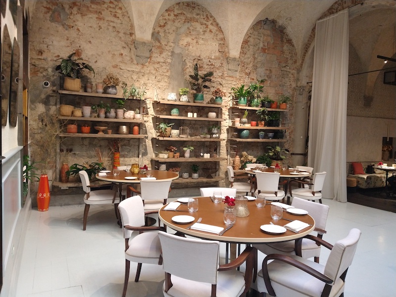 nella foto si vede una delle sale interne della Ménagère, ambiente molto curato, decorato con vasi, fiori e libri, è un locale adatto per una cena romantica nel quartiere di San Lorenzo