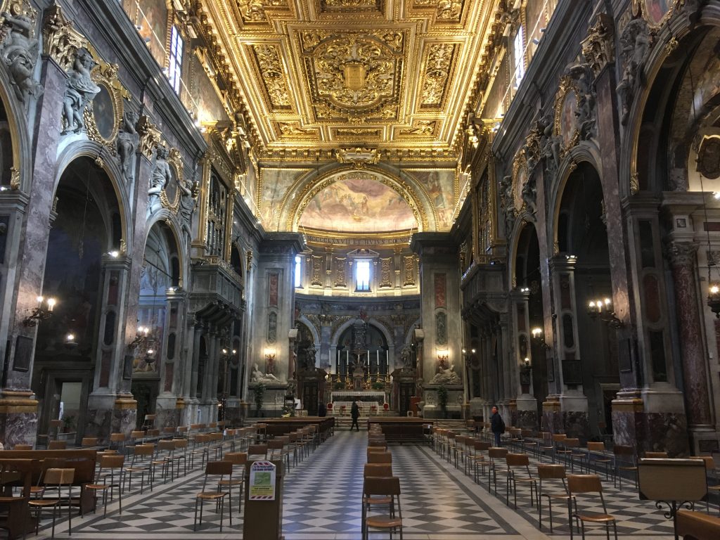 Nella foto l'interno sfarzoso della Santissima Annunziata. Chiesa ad una sola navata con soffitto d'orato e molte cappelle laterali.