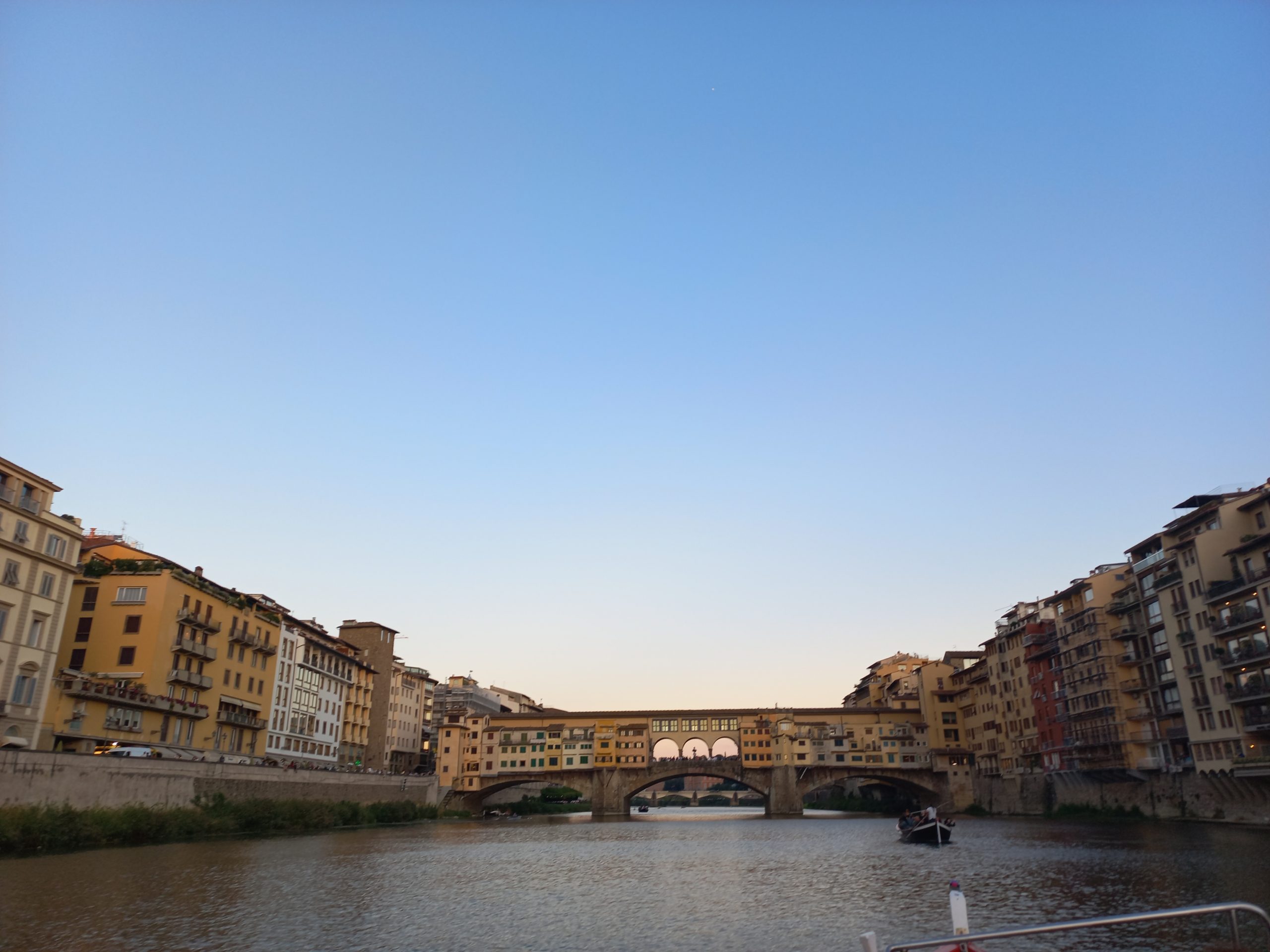 vista di Firenze dall'arno al tramonto con ponte vecchio