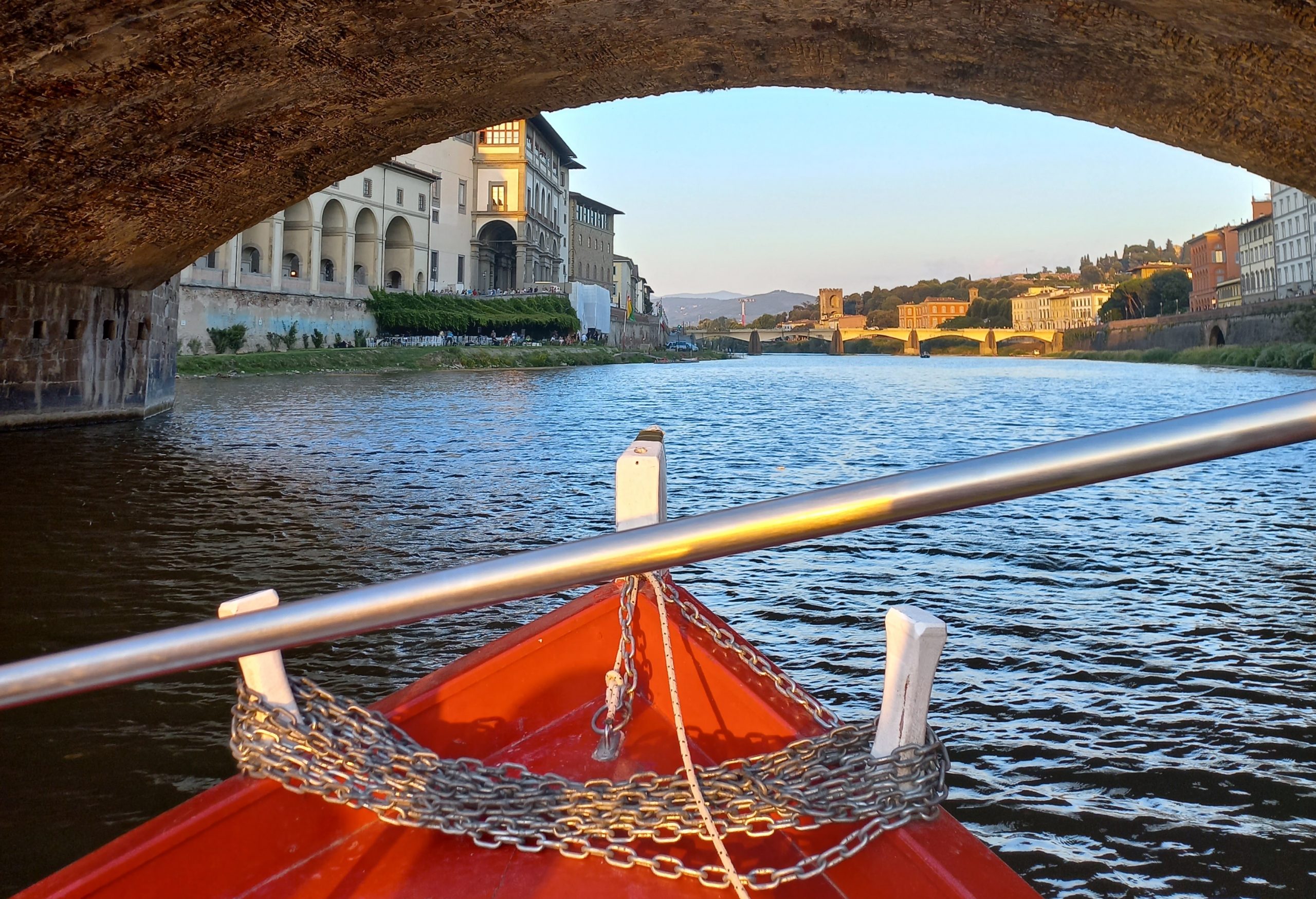 In foto si vede un barchetto dei renaioli sull'Arno a Firenze sotto Ponte Santa Trinita