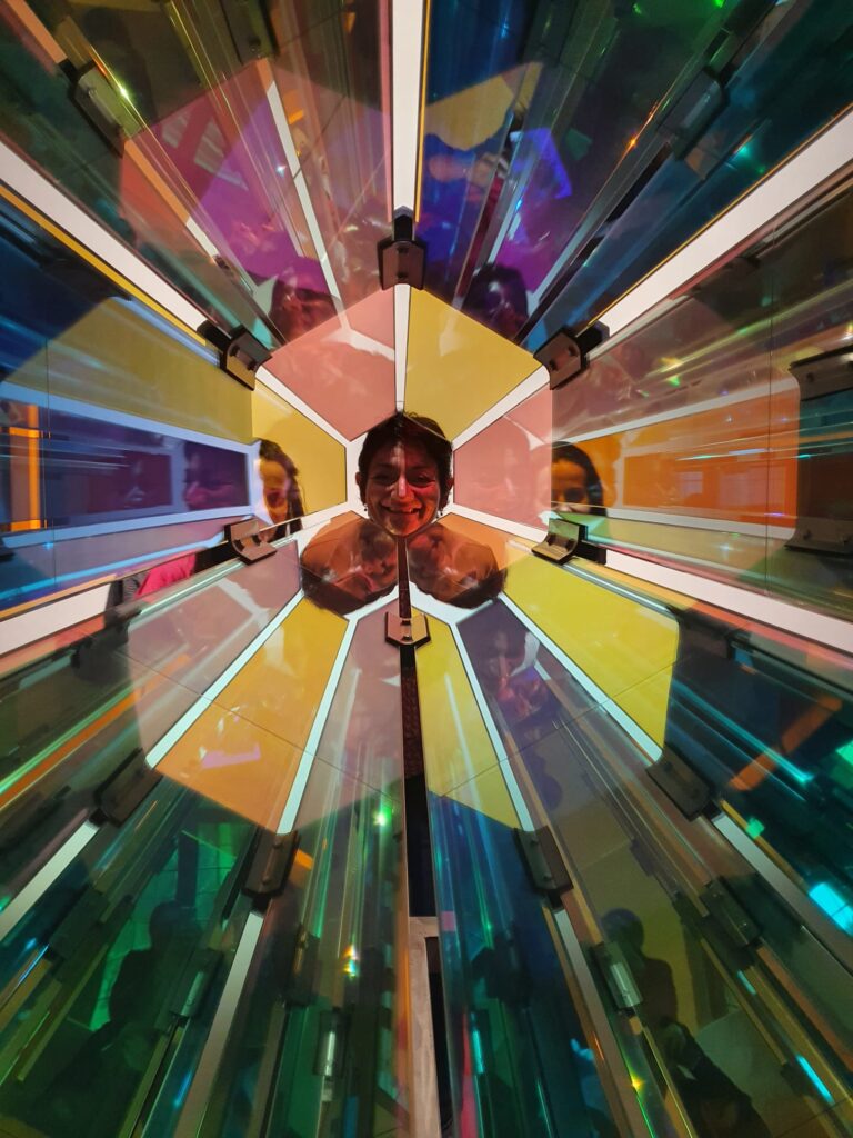 Paola dentro Colour Spectrum Kaleidoscope, opera del 2003 va vista con due occhi, quello fisico e quello dell'obiettivo fotografico. Due visioni diverse che portano ancora una volta ad interrogarci. 