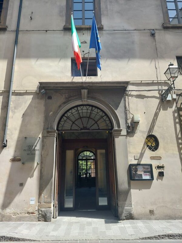 Ingresso dell'Opificio delle Pietre Dure in via Alfani 78 a Firenze, a due passi dalla Galleria dell'Accademia. Da qui suggeriamo di iniziare la visita
