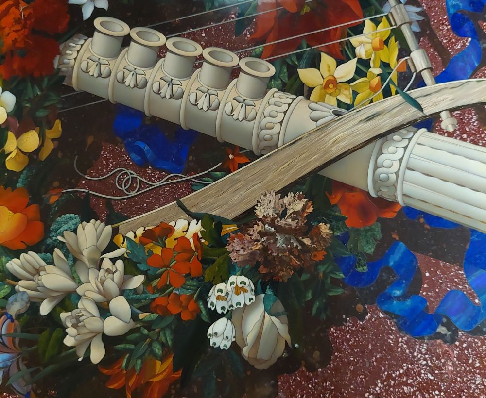 Particolare di un tavolo in commesso fiorentino con natura morta e strumenti musicali su cui ci soffermiamo sempre durante la visita all'Opificio delle Pietre Dure di Firenze