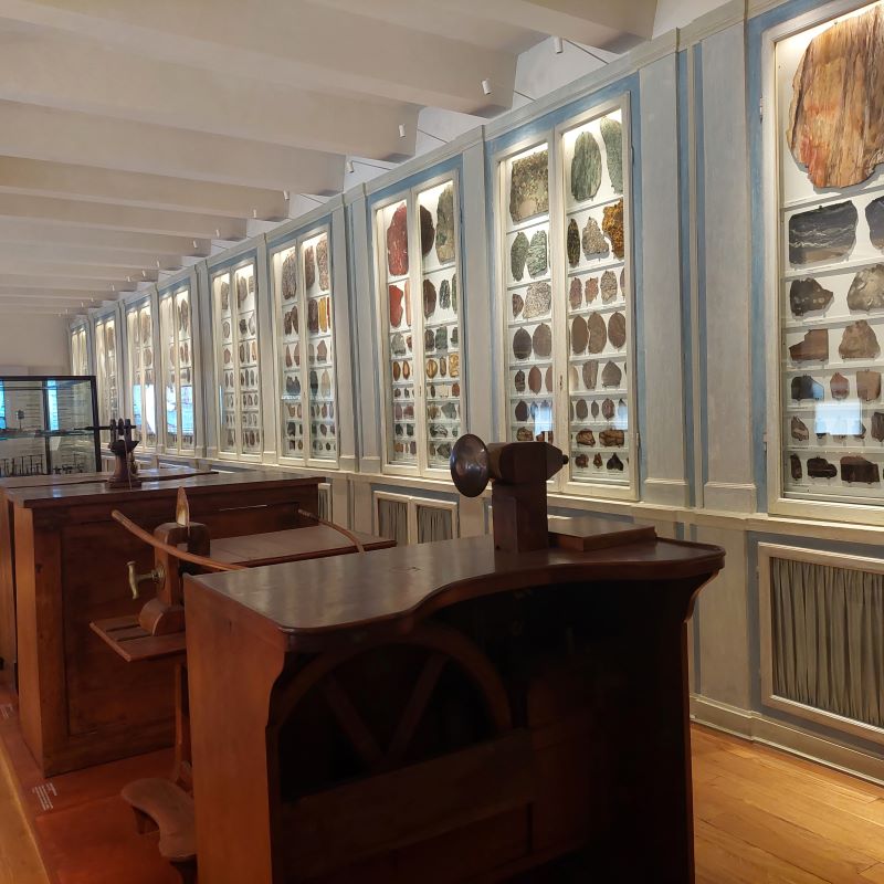 Nella foto si vede una sala dell'Opificio delle Pietre dure di Firenze con le vetrine con alcuni campioni delle pietre usate per realizzare il cosiddetto commesso fiorentino