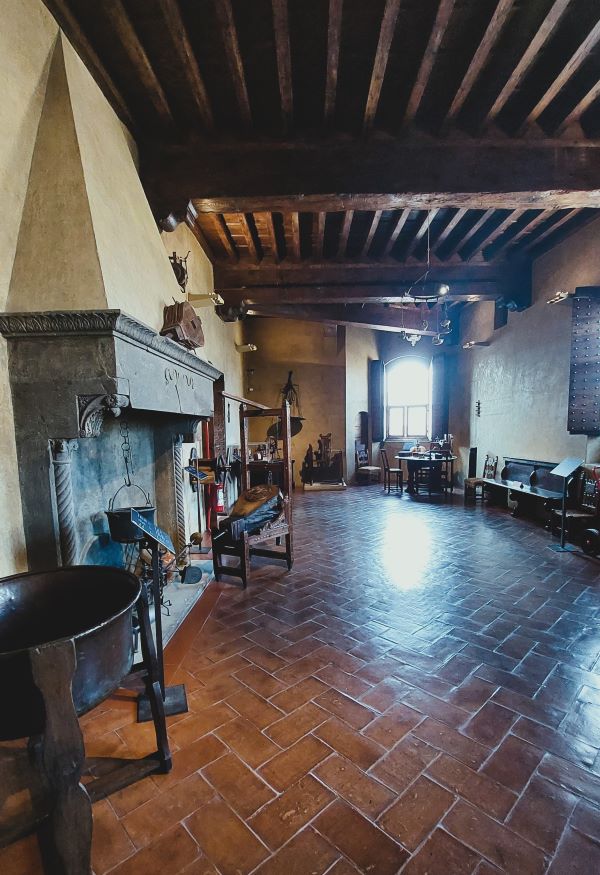 Interno della cucina di Palazzo Davanzati a Firenze con al centro il grande camino con il mantice