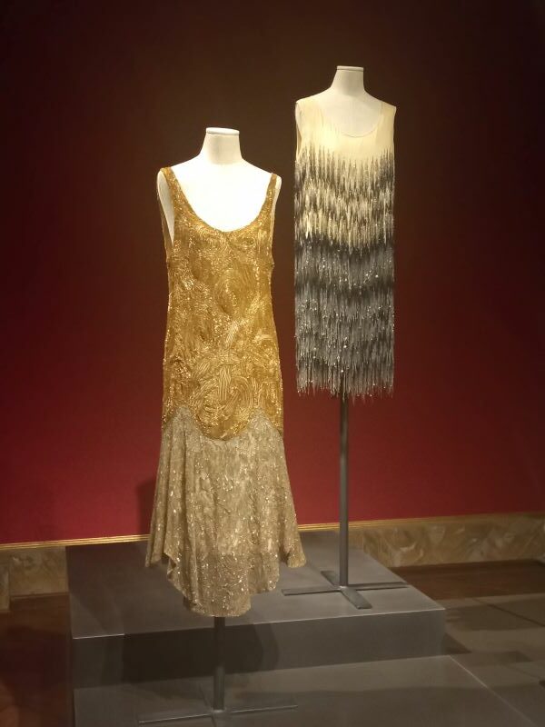 sala espositiva con abiti flappers, Chanel e manifattura italiana, al Museo della Moda e del Costume a Palazzo Pitti
