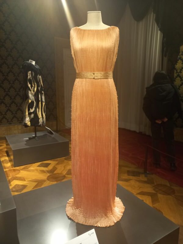 abito di Mariano Fortuny, modello a tunica delphos, al Museo della Moda e del Costume a Palazzo Pitti