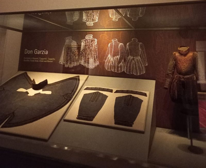 Museo della moda e del costume, sala espositiva con abito funebre di Garzia dei Medici