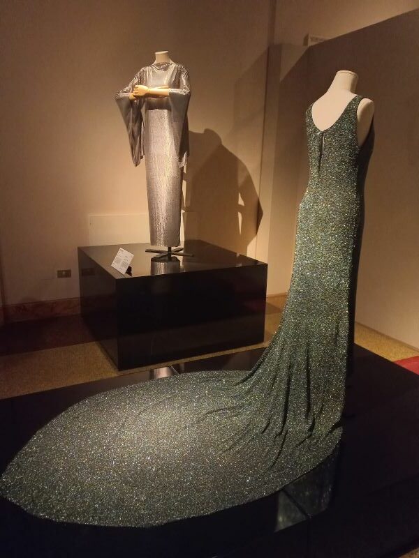 Museo della moda e del costume, sala espositiva con abito Versace e Gucci per Patty Pravo