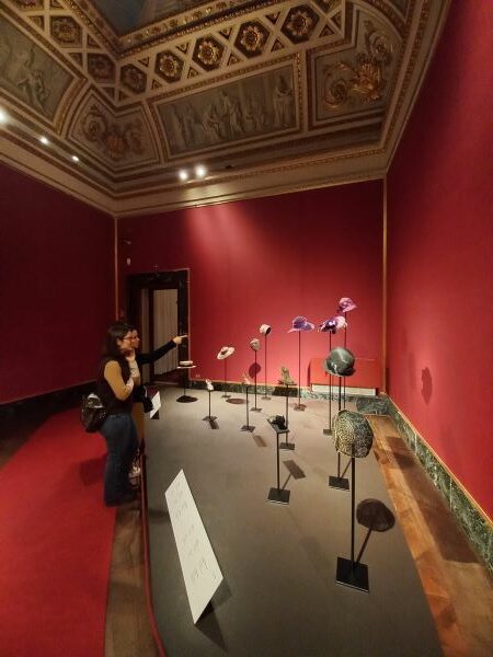 Museo della Moda e del Costume, sala espositiva con i cappelli e scarpe al Museo della Moda e del Costume a Palazzo Pitti