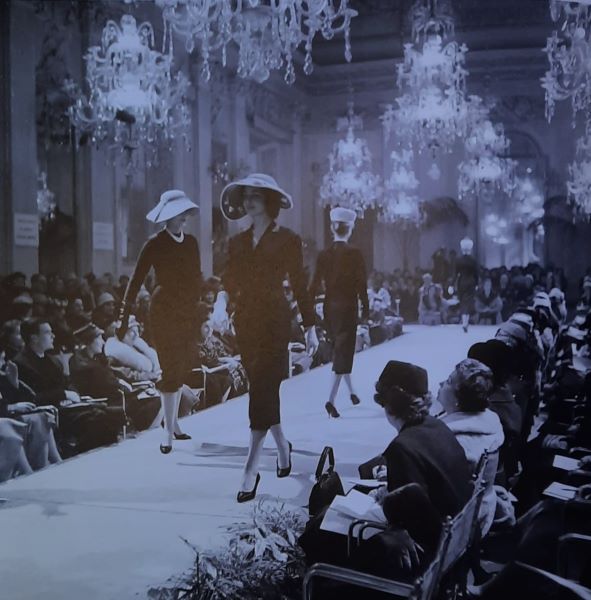 Museo della Moda e del Costume a Palazzo Pitti, foto storica delle sfilate alla Sala Bianca